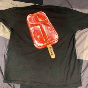 Svart Stussy t-shirt med glass-tryck - Stussy tshirt, tjockt material