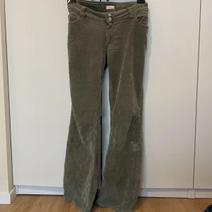 Gröna byxor från Nelly - Pris kan diskuteras!! Snygga gröna manchesterbyxor från Nelly med låg midja och bootcut-ben. Byxorna har två knappar framtill, klassiska fickor och ett broderat mönster på bakfickan. Perfekta nu till hösten, köpte de precis från Nelly men de är för stora :( så fort dessa blivit solda så kommer jag 100% att köpa ett par nya i en mindre storlek!!