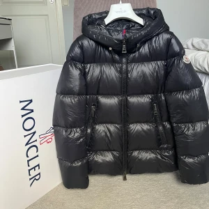 Moncler seritte jacka  - Säljer en svart moncler jacka i modellen seritte. Nypris på hemsidan är 17000. Den är väldigt sparsamt och försiktigt använt så den har inga defekter eller fel! Den är i storlek 0 vilket motsvarar xs/s. Hör av er med frågor eller om ni vill ha äkthetsbevis. Skickar med lådan och galgen☺️