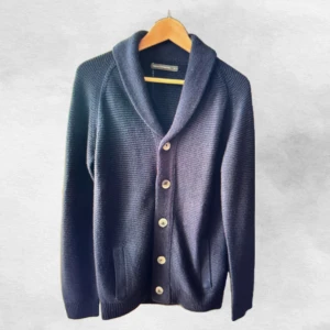 Stickad cardigan  - Skitsnygg cardigan köpt i Italien. Skönt stickat material och varm inför hösten och vintern. Tröjan är i bra skick och inge defekter. Perfekt nu inför kyligare höstdagar 🍂💛. Vid frågor är de bara att hojta till!📲📲
