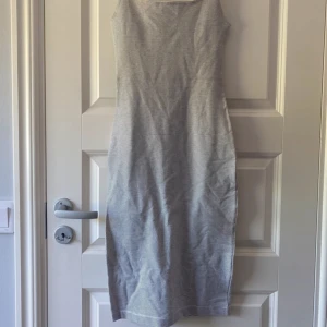 Randig midiklänning från Zara - Helt ny och aldrig använd. Formar kroppen jättefint då den är figursydd. Passar även någon i XS. Bra kvalitet.