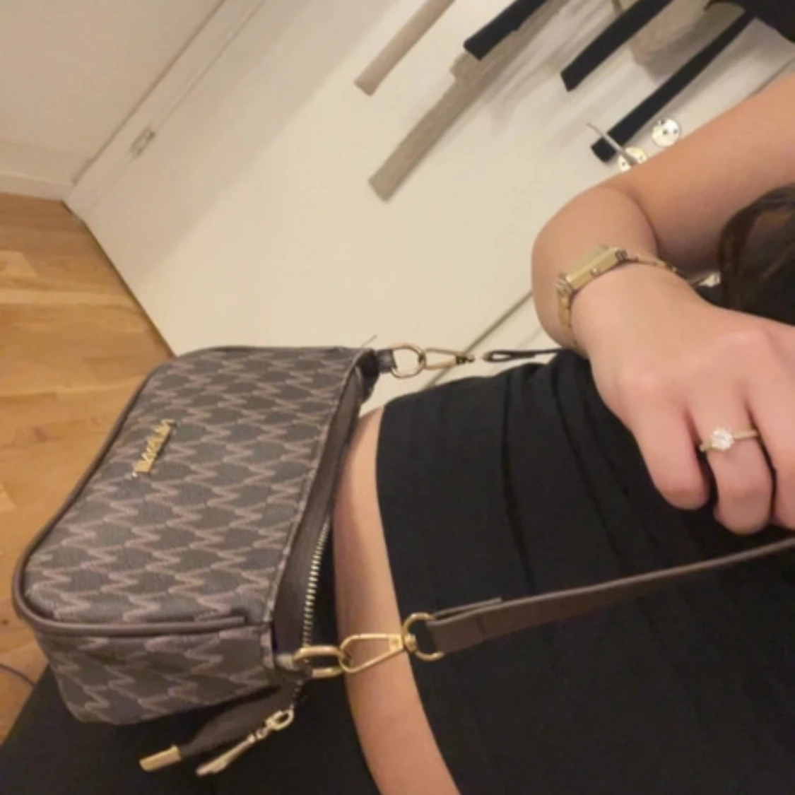 Brun axelväska från Jingpin med mönster - 1