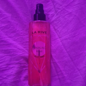 La Rive Sparkling Rose Body Mist från La Rive💗 - Fräsch body mist från La Rive med namnet Sparkling Rose. Perfekt för dig som vill ha en lätt och uppfriskande doft. Volym: 200 ml. Snygg flaska som passar i väskan.Den är nästan aldrig använd bara typ 3 gånger inte mer! 💗💗💗