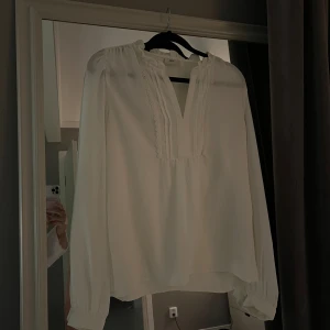 Blus  - Super söt vit blus i nyskick❣️Tveka inte på att höra av er vid frågor eller funderingar!