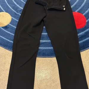 Svarta kostym  - Svarta kostym från Gina 