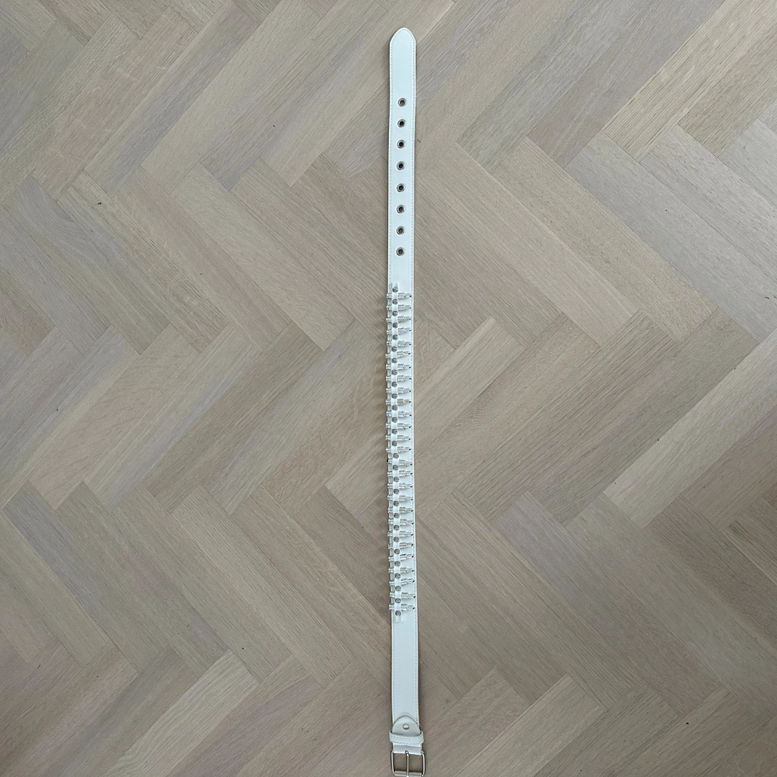 Vitt bälte med silvriga nitar - 1