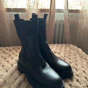 Svarta boots - Aldrig använda, köpt på skopunkten, normala i storleken 