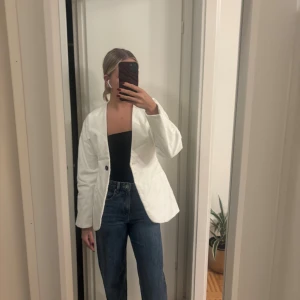 Vit blazer från Zara  - Vit kavaj från Zara i storlek S. Jättefin kavaj som inte kommer till användning köpt för 499.