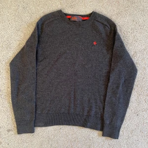 Svart/grå crewneck i 100% merinoull från Morris  - Säljer en Morris crewneck i toppendkicj med inga skador. Den är i 100% merinoull men mattielar har tjocknat till lite så passar xs/s. 😁