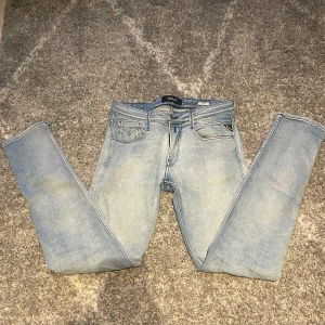 Replay anbass jeans - Hej jag säljer ett par ljusblåa Replay anbass jeans storlek w31 L34 det är bara att skriva vid frågor eller minsta intresse 