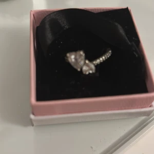 Silverring med hjärtformade stenar - Säljer denna ring ifall ni vill ha bättre bilder skriv så skickar jag, ringen har inga repor och ser ny ut.