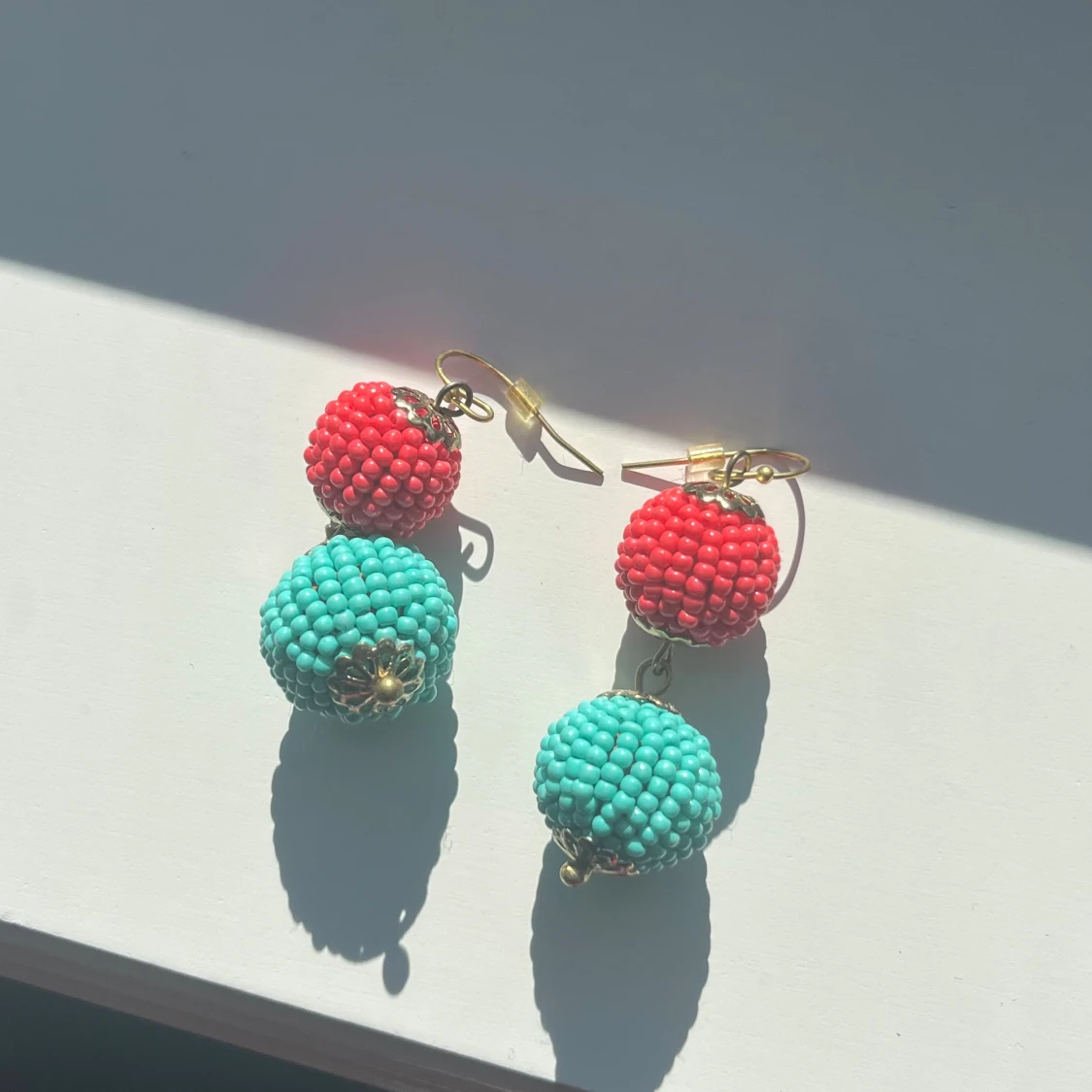 Färgglada pärlörhängen med bollar - 1