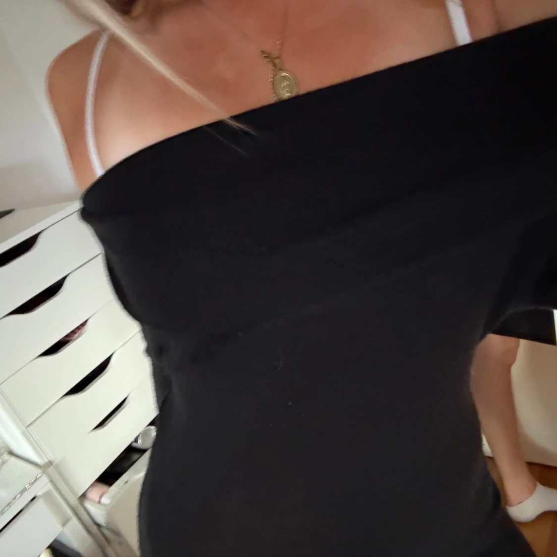 Svart offshoulder klänning med dragkedja - 1