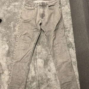 Gråa jeans från kubus - Skicken är bra då den är använd några gånger storleken är 32-32 