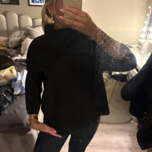 Svart polotröja med trekvartsärm - Jätte fin tröja ifrån åhléns med märket Carin wester🩷