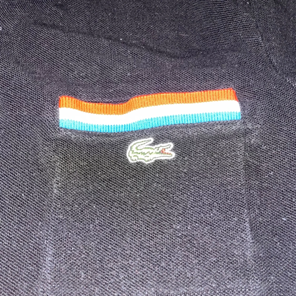 Svart Lacoste piké med färgglada detaljer - 1