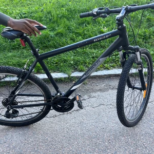 Rockville 2.0 LTD - Serious Rockville 2.0 LTD mountainbike i svart, utrustad med grova däck, framdämpare och Shimano-växlar. Cykeln ser välskött ut med mindre tecken på normalt bruk. Perfekt för både stad och terräng. Sadel och handtag i gott skick, redo för nya äventyr.
