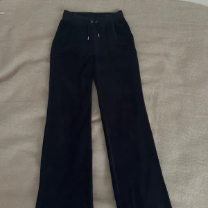 Juicy Couture byxor - Har defekter vid silverdetaljerna