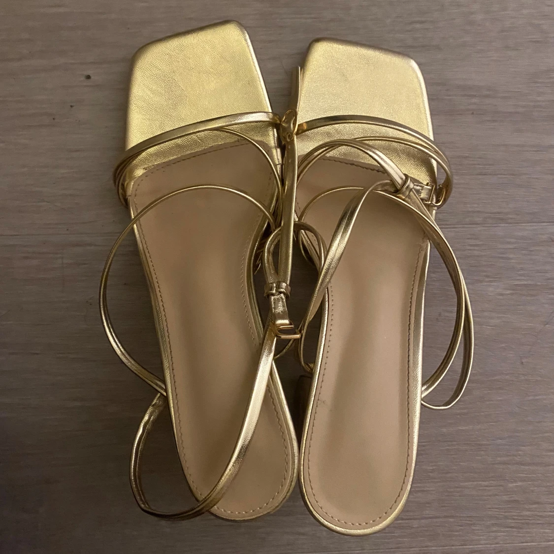 Guldiga sandaler med klack och remmar - 1