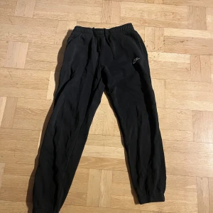 Svarta Nike mjukisbyxor   - Svarta Nike mjukisbyxor i storlek M.