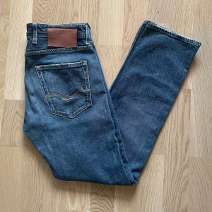 Replay Grover Jeans W30 L30 - Jag säljer dom här riktigt fina Replay Grover jeansen i storlek W30 L30. Dom är använda men fortfarande i bra skick. Lappen där bak har lossnat lite och det finns lite slitningar på fickorna. Men annars bra skick. Tveka inte att höra av er!