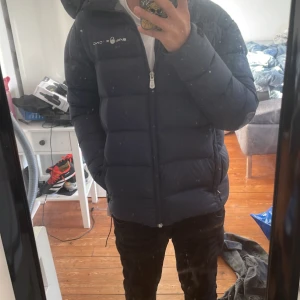 Blå sail racing jacka blå  - En blå sail racing jacka stl 170. Ny pris 3770 kr säljer denna för 1500 men priset kan alltid diskuteras😉 