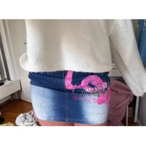 Jeanskjol - Cool jeanskjol från Fishbone. Storlek S men liten och skulle säga att den passar XS bättre. I superfint skick!!