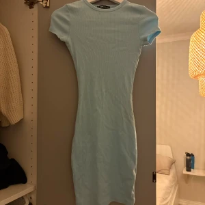 Klänning - Ribbad klänning med korta ärmar. Den är ungefär till höfterna/knäna. Stretchiga material så skulle passa xs även om den är xxs.