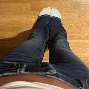 Low waist jeans - Säljer dessa snygga gina bootcut. Köpta från Plick men aldrig använt de själv då jag tyckte storleken var lite stor. De är i fint skick, inte slitna på varken fickorna eller på botten. Priset kan såklart alltid diskuteras💕Skriv för fler bilder