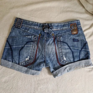 Miss sixty jeansshorts  - Jätte snygga jeansshorts från miss sixty. Midjemått tvärts över 39cm, längd 29cm. Storlek w29