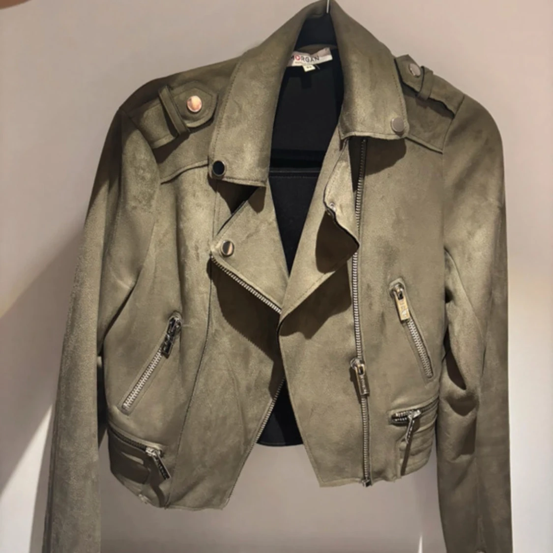 Militärgrön mocka bikerjacka från Morgan