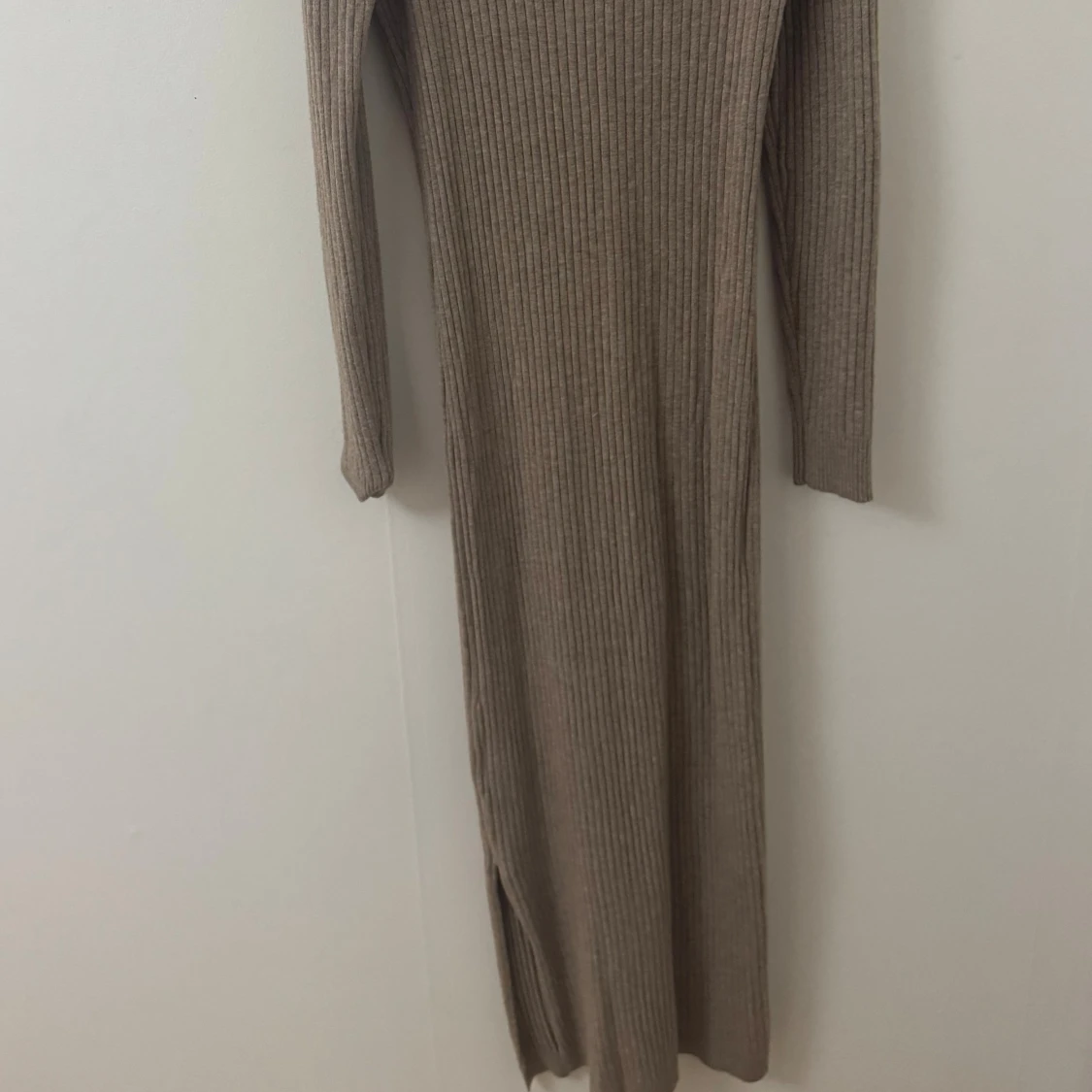 Beige ribbad lång stickad klänning - 1