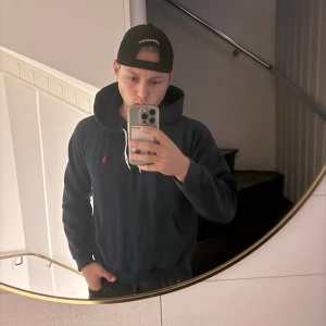 Mörblå Ralph lauren hoodie - Mycket bra skick och passar S, pris går att diskutera 