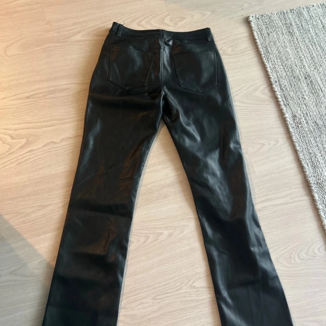 Svarta skinnbyxor från BikBok - 1