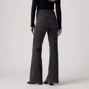 Levi's Ribcage Bell - 25/34 - Säljer mina Levis Ribcage Bell jeans, då jag tyckee dessa blir på gränsen för korta på mig. Knappt använda så är i mer eller mindre nyskick. Nypris: 1349 kr. DM för fler bilder 💌