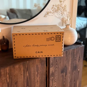 CAIA Advenskalender 2025-Slutsåld - Räkna ner till jul med 29 produkter i full-size, fördelade i 24 påsar, med ett sammanlagt värde på 8505 SEK. Kalendern kommer i ett elegant, användningsbart beauty case och bjuder på en handplockad mix av smink, hudvård, kroppsvård, hårvård och accessoarer — med 8 helt nya produkter och 8 nya nyanser och dofter. En magisk skönhetsresa att upptäcka dag för dag.