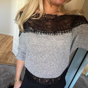 stickad off-shoulder med spetts  - så så snygg men använder inte! intw noppig. passar S-L
