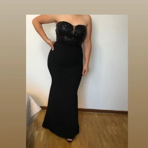 Svart axelbandslös långklänning - Använd en gång bara, finns i Göteborg