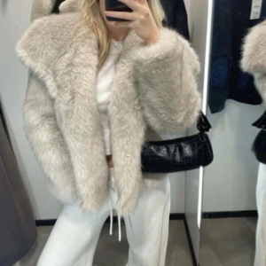 Zara pälsjacka - Säljer denna beigea pälsjackan från Zara i ny skick💞
