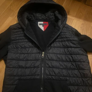 Mörkblå Tommy Hilfiger cardigan - Säljer en snygg och stilren cardigan jacka från Tommy Hilfiger.  Nypris: ca 2 500 kr Storlek: XL, men sitter mer som en M/L Skick: Som ny, inga slitage eller skador, använd endast några månader Färg: mörkblå  Perfekt jacka för höst och mildare vinterdagar, både varm och lätt att bära, säljer då jag behöver köpa en vinterjacka.  1350 kr eller bud  