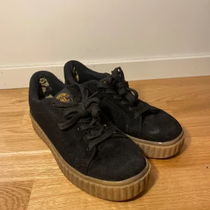 Svarta sneakers med platåsula - Säljer ett par svarta sneakers från XTI Territory med snygg platåsula i gummi. Skorna har ovandel i mocka, klassisk snörning och rund tå. Lite slitna vid hälarna på insidan, annars väldigt fina!🖤💘