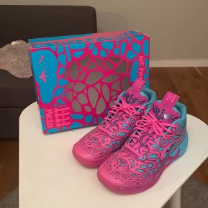 Puma  LaMelo Ball MB.04 Iridescent - Säljer mina Puma  LaMelo Ball MB.04 Iridescent för att dom är för små för mig nu har inte använt dom så mycket bara lite små skrapsår om man knapt ser skulle rekommendera dina inte slitna alls bra för den som vill sticka ut lite! Kostar runt 1600 hel nya(Hör av om det är några frågor eller vill diskutera priser) 