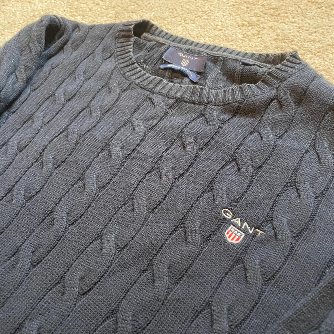 Mörkblå kabelstickad tröja från GANT - 1