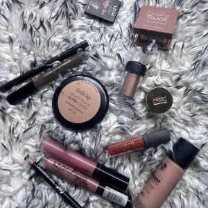 Smink kit - Sminkkit i nytt skick till värde för 1370kr Paket innehåller: - 1 puder från Isadora - 1 foundation från W7 - 1 shimmer powder från Makeupmekka - 1 ögonskugga från Nyx - 1 ögonskugga från Mäc - 1 eyeliner från YSL - 1 ögonbrynspenna - 1 browgel - 1 läppenna från Glam - 2 liquid lipstick från Nyx - 1 liquid lipstick från Guess  Pris kan diskuteras!