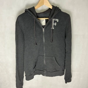 Abercrombie & Fitch hoodie  -  Modellen är 185. Storlek L sitter som S