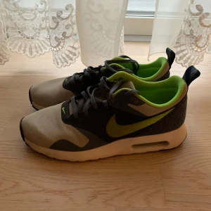 Nike sneakers med limegröna detaljer - Nike skor storlek 39