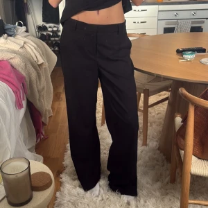 Svarta vida kostymbyxor - Från Gina 🥰