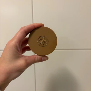 Anastasia Beverly Hills Cream Bronzer Amber - Säljer en Anastasia Beverly Hills Cream Bronzer i färgen Amber. Säljes pågrund av fel färg. Den är endast testad med borste. Vid intresse kan jag skicka fler bilder 