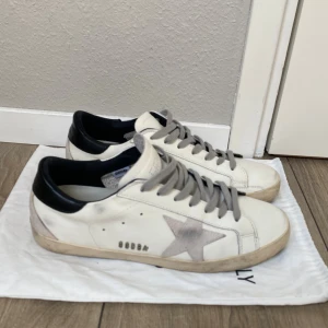 Golden Goose superstar - Säljer ett para golden goose stl 43 använda ett fåtal gånger i jätte fint skick. hör gärna av dig om du har frågor eller tveka inte på att lämna ett bud  Mvh Melker
