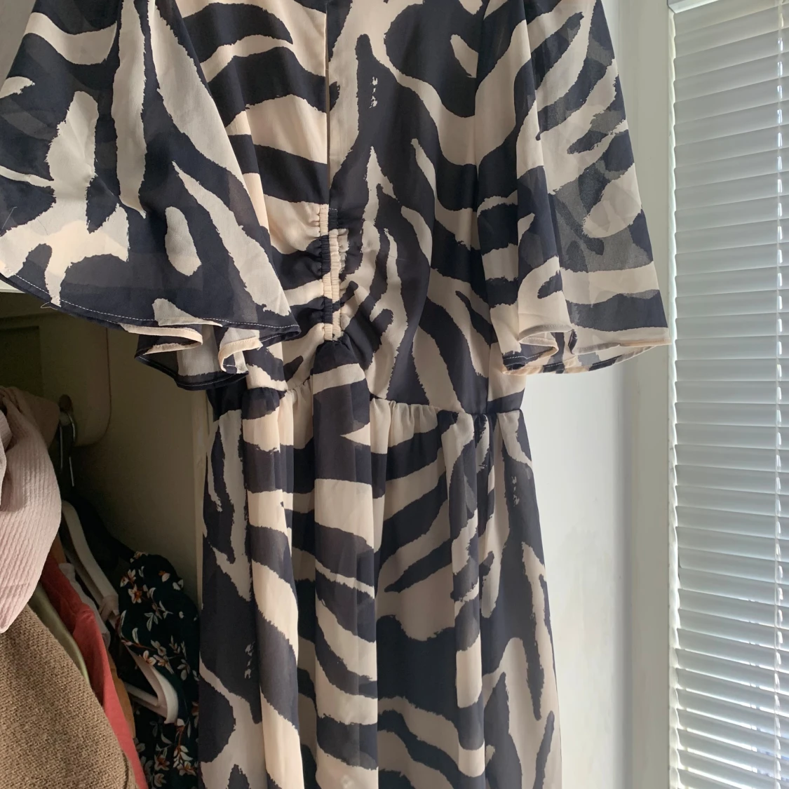 Zebramönstrad klänning med vida ärmar - 1